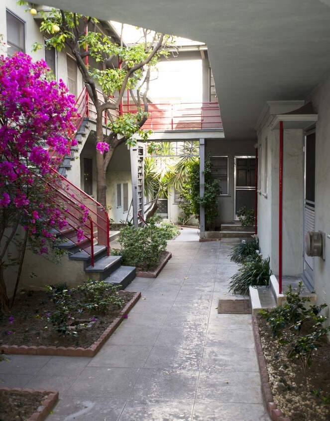 Foto del edificio - 944 Tiverton Ave
