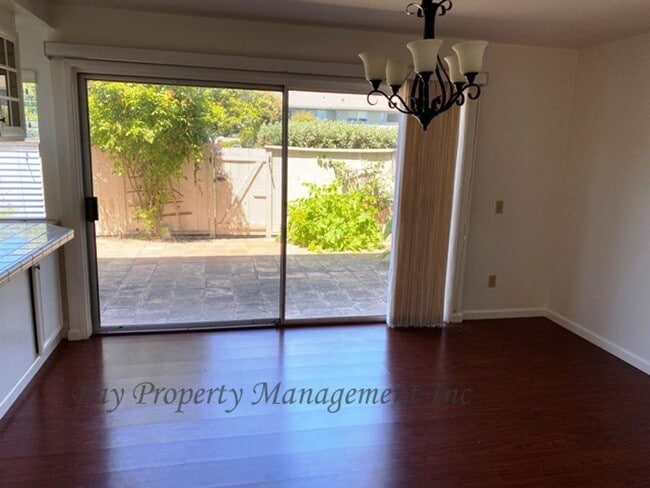 Building Photo - Rent Reduced! 3 bedroom Creekside townhouse, off Highway 68