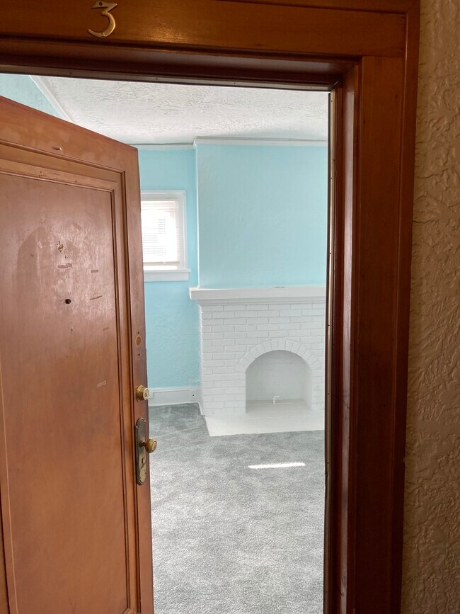 La puerta del apartamento se abre al salón. - 3821 Wayne Ave