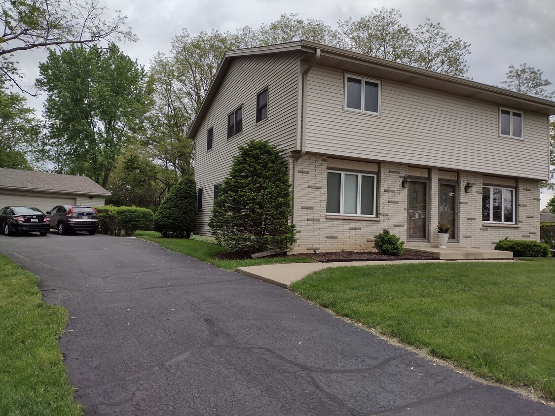 1000 E Veterans Way, Mukwonago, WI 53149 Townhome Rentals in