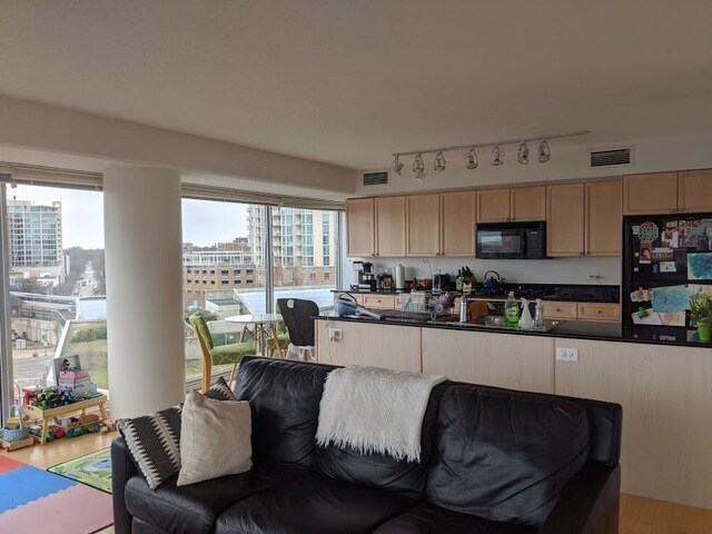 Foto del edificio - 1720 Maple Ave