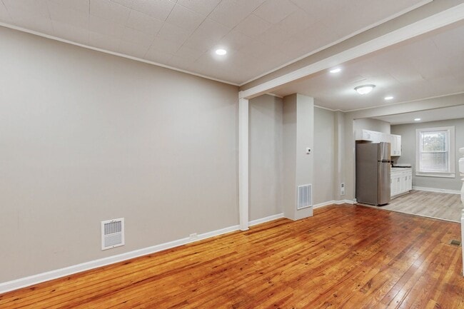 Building Photo - Newly Renovated!