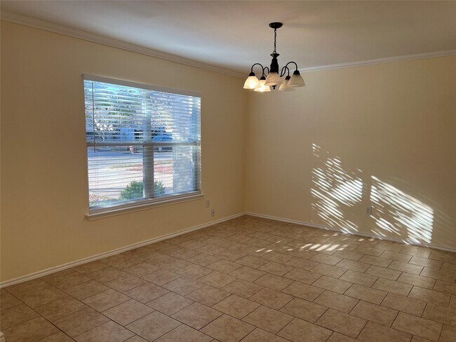 Building Photo - 2203 Bluebonnet Dr