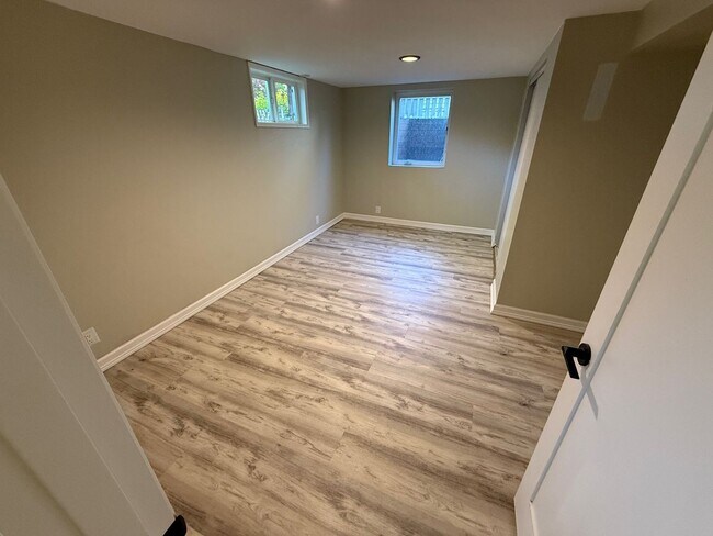Building Photo - 2 bed 1 Bath Huge Garage
