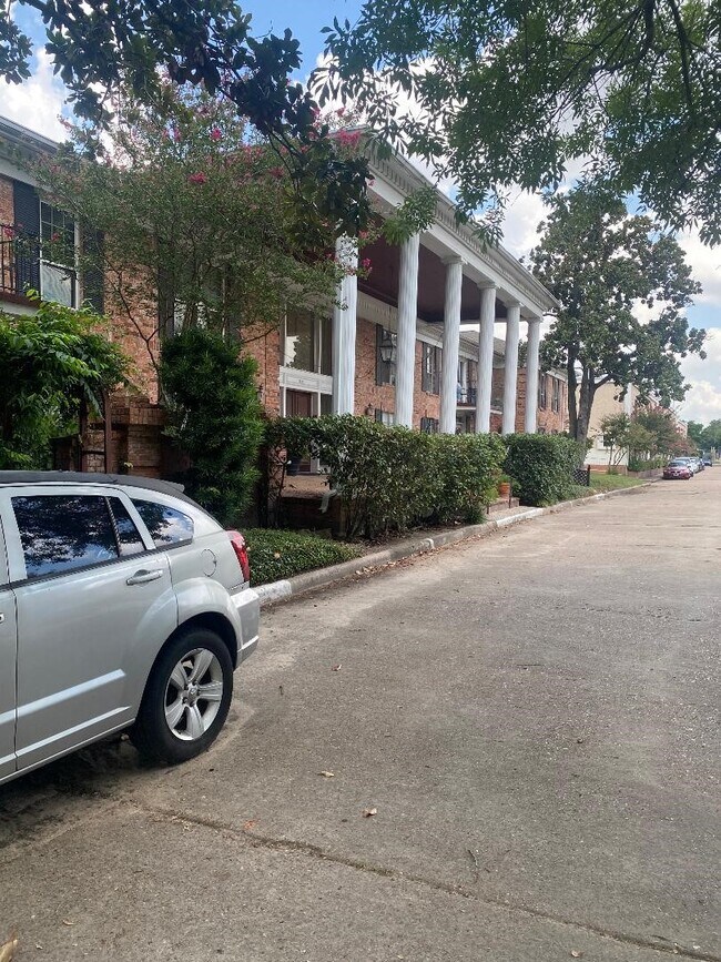 Foto del edificio - 2822 Briarhurst Dr