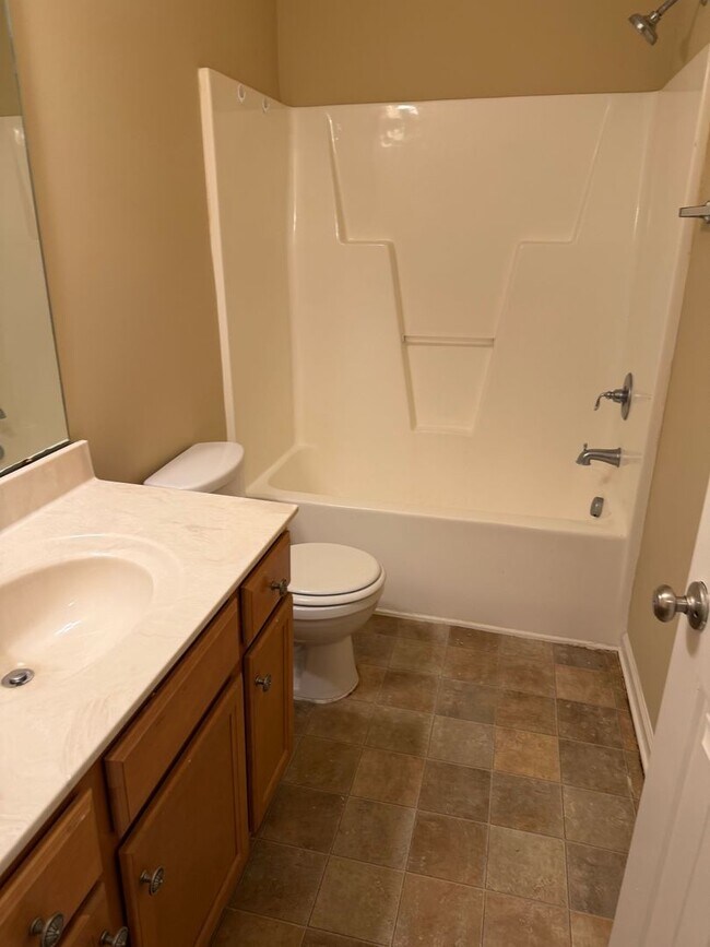 Building Photo - 2026 Highland Village Dr