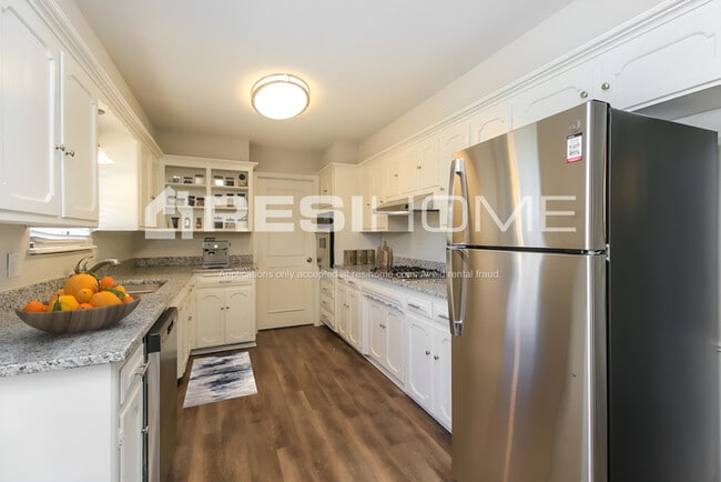 Building Photo - 11613 N Ross Ave