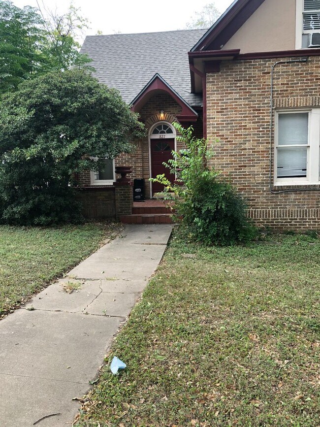 Building Photo - UT PRE-LEASE: 6 Bedroom Home w/ 2 Living A...