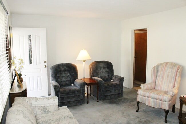 Building Photo - 6109 Buckingham Ave