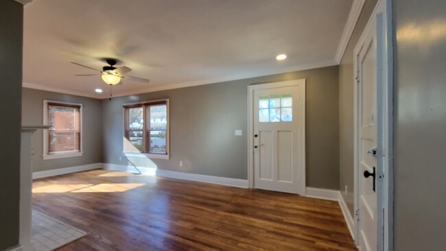 Foto del edificio - Intown 2 Car Garage - New Kitchen and Bath...