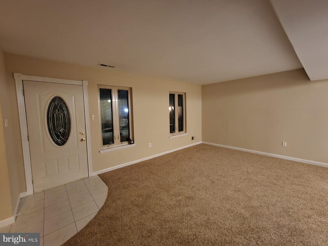 Primary Photo - 62 King Henry Cir