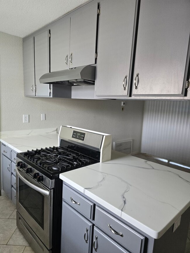 Building Photo - COM832