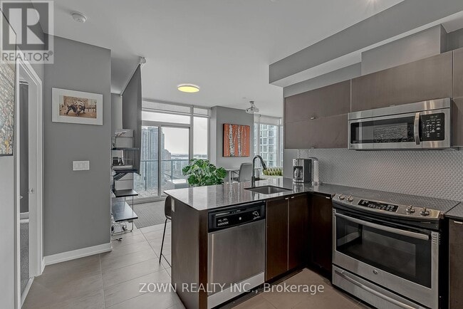 Building Photo - 170 Fort York Blvd