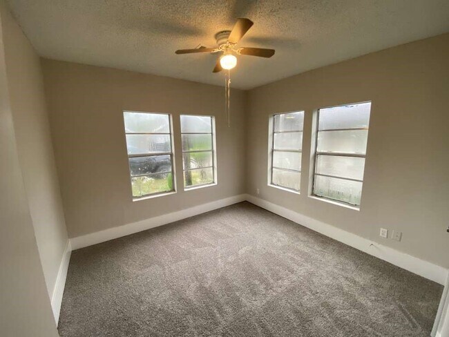 Foto del edificio - 8213 E Erath St
