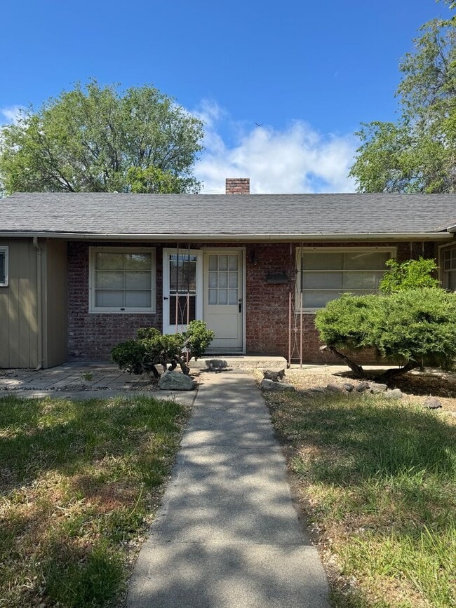 Building Photo - Cozy 2-Bed with Spacious Living, Parking, ...