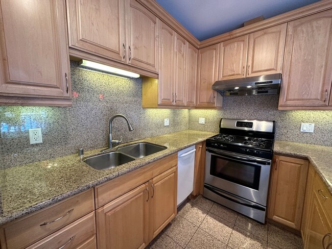 Building Photo - Lincoln Avenue Units