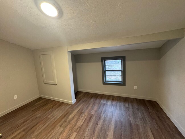 Building Photo - $1195 - 2 bed 1 bath - Single Family Home