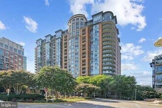 Building Photo - 8220 Crestwood Heights Dr