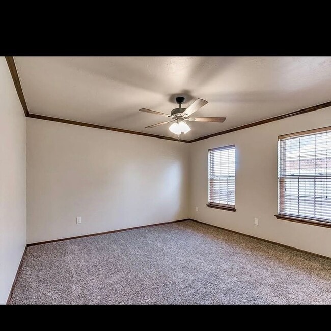 Foto del edificio - This Beautiful 2 story has all the updates, including granite, luxury vinyl plank, new cabinets ,...
