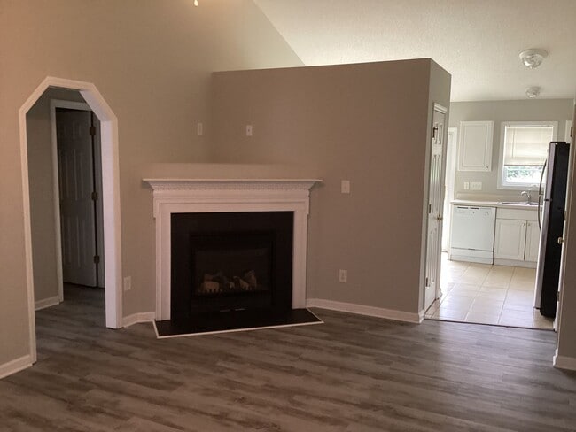 Building Photo - 3 Bedroom 2 Bath for Rent