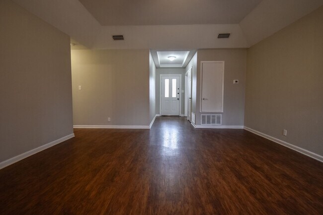Foto del edificio - Available Now! Stunning 3 Bed 2 Bath in Fl...