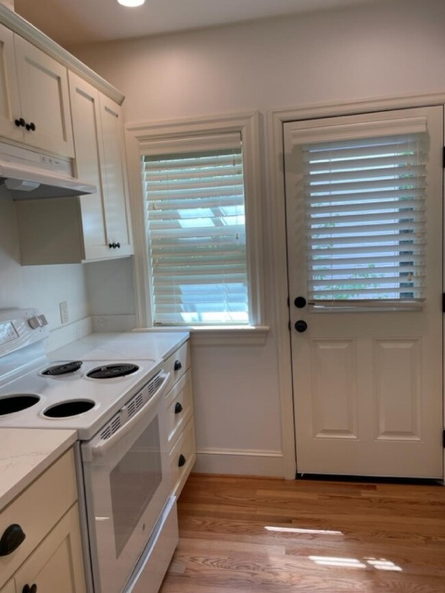 Building Photo - Donphilita - 2 bedrooms