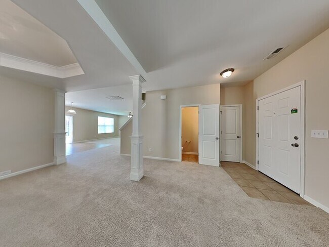 Foto del edificio - Stylish Home with Open Layout and Expanded...