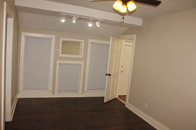 Foto del edificio - Cute cottage located in Midtown. Large front porch with a swing for cool evenings. Home is freshl...
