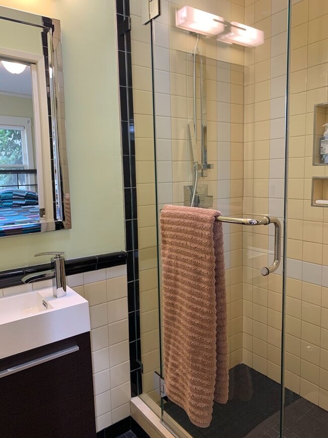 Building Photo - Charming remodeled bungalow near lots of s...