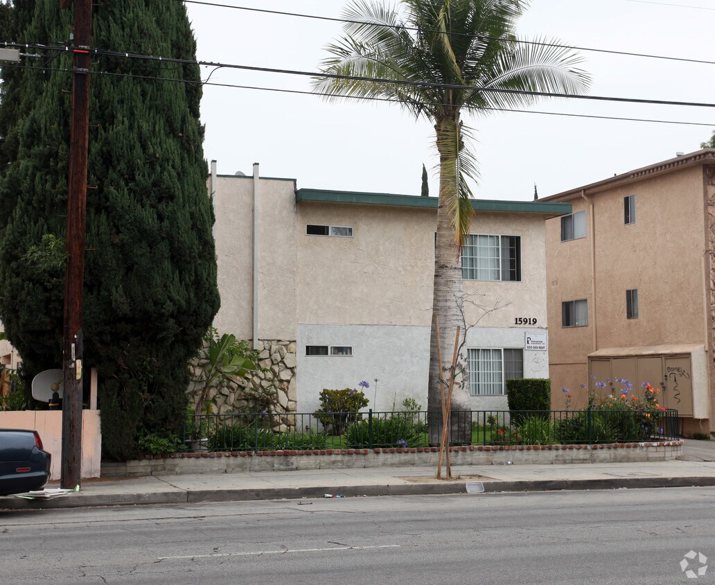 Primary Photo - 15919 Vanowen St