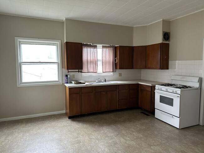 Building Photo - 902 S Blackhawk Ave