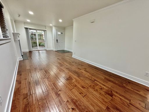 Foto del edificio - Urban Madison Valley three-bedroom townhome Available April 1st, 2026
