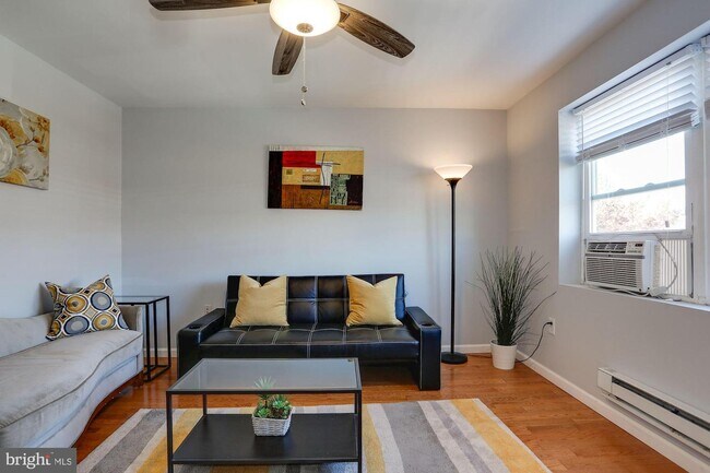 Foto del edificio - 1719 H St NE