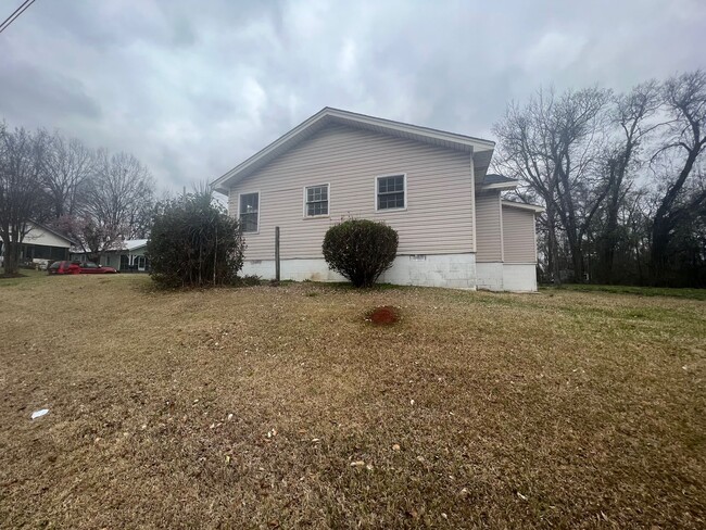 Building Photo - 3 bedroom 2 bathroom home across from Stil...