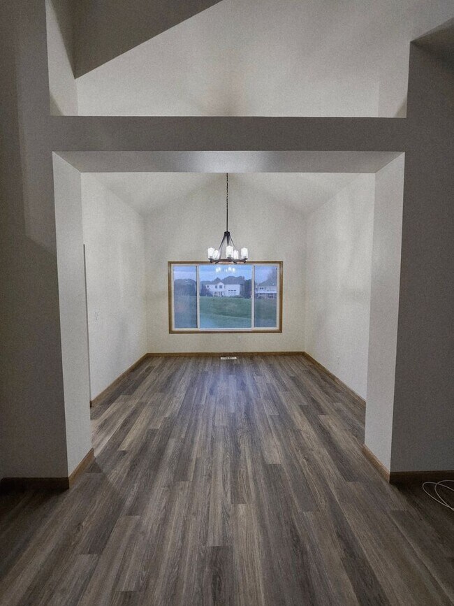 Foto del edificio - Brand New Updates! 4-Bedroom, 2.5-Bath plu...