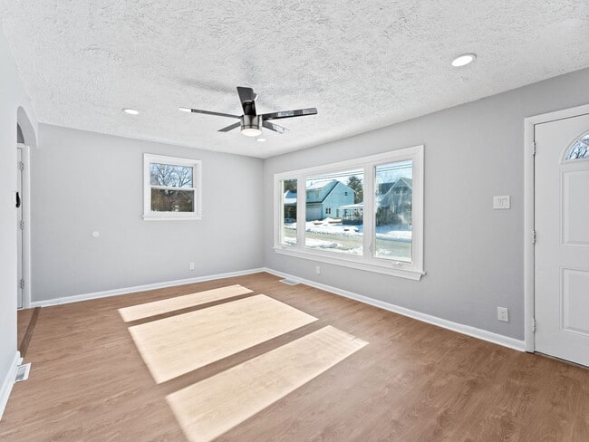 Building Photo - Charming Woodbury Home with Enclosed Backyard & Deck