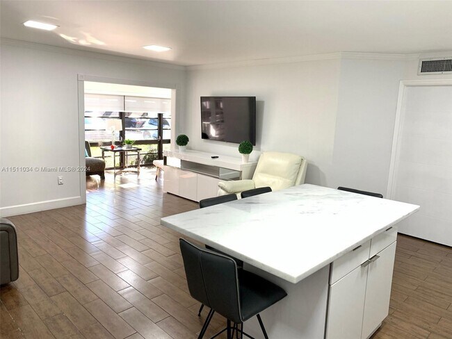 Foto del edificio - 4990 NW 102nd Ave