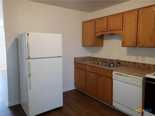 Foto del edificio - 4201 Primrose Dr