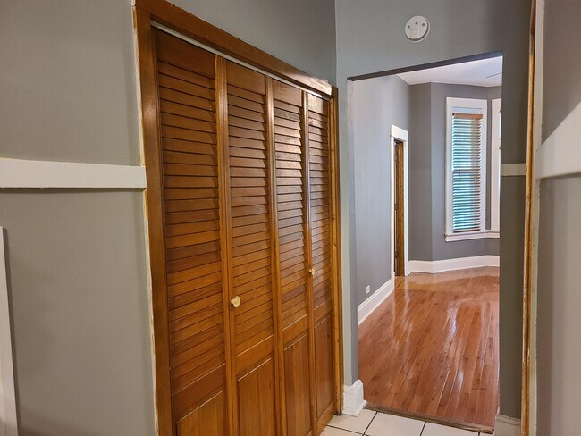 Building Photo - 3720 N Hermitage Ave