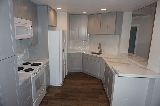 Foto del edificio - Highly Upgraded End Unit 2 Bedroom 2 Bathroom in Orange
