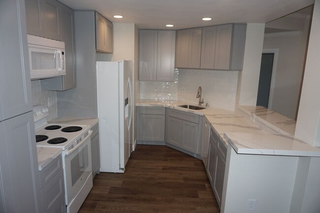 Building Photo - Highly Upgraded End Unit 2 Bedroom 2 Bathroom in Orange