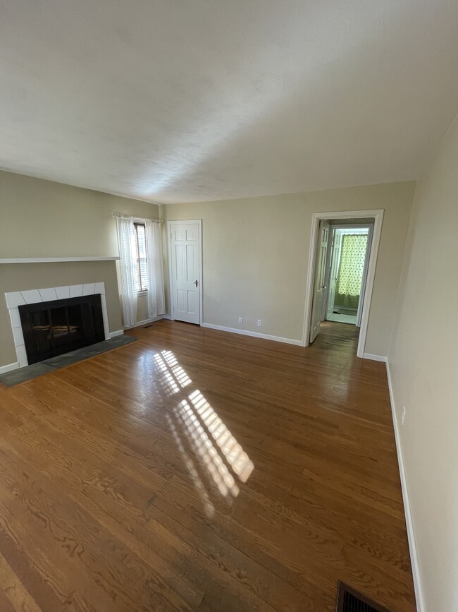 Living Room - 941 Broadmoor Dr