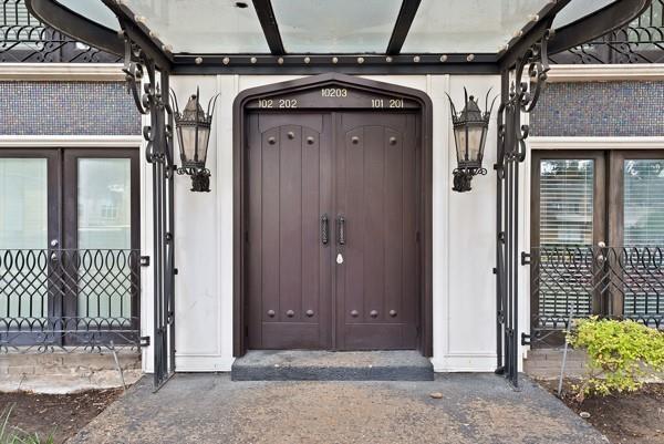 Building Photo - 10203 Regal Oaks Dr