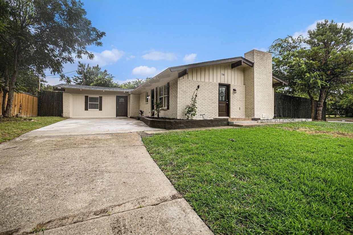 Stunning Remodel with Vaulted Ceilings and Spacious Yard - Stunning Remodel with Vaulted Ceilings and Spacious Yard