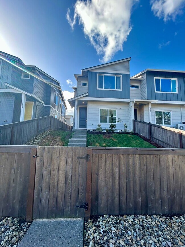 Building Photo - Beautiful Upgraded Vancouver Townhome! MOV...