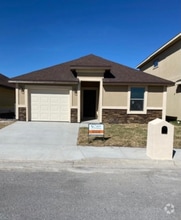 Building Photo - 2017 Treasure Oaks Dr