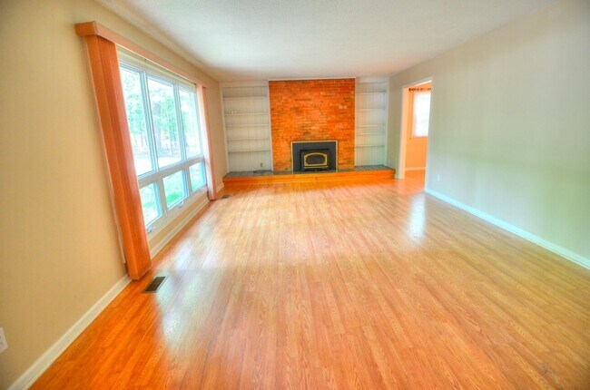 Building Photo - Lovely Spacious 3 Bedroom Carrboro Ranch H...