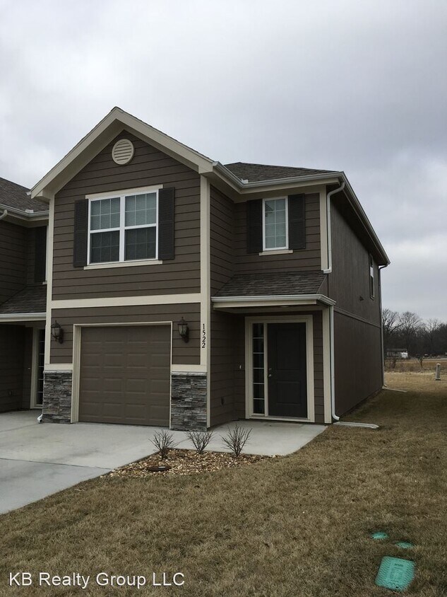 3 br, 2.5 bath House 1522 NE Erin Ct House Rental in Grain Valley