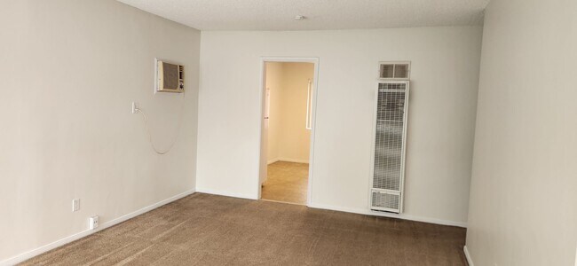 Foto del edificio - 2 bedroom, 1 bath, upper level unit