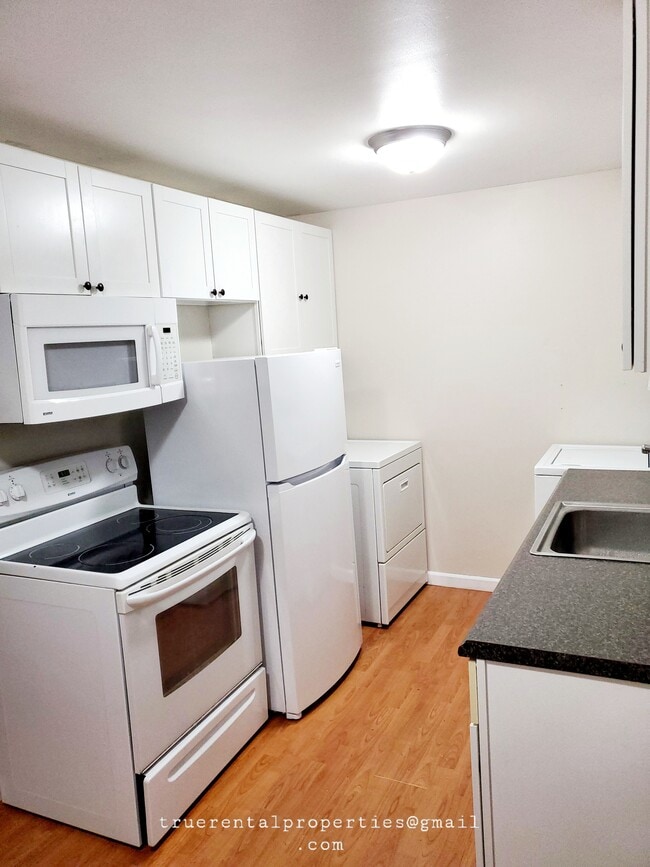 Kitchen/Full-Sized Dryer - 3343 Ward Ave
